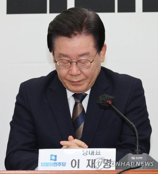 이재명 더불어민주당 대표가 16일 오후 국회에서 열린 최고위원회의에서 생각에 잠겨 있다.<연합뉴스>